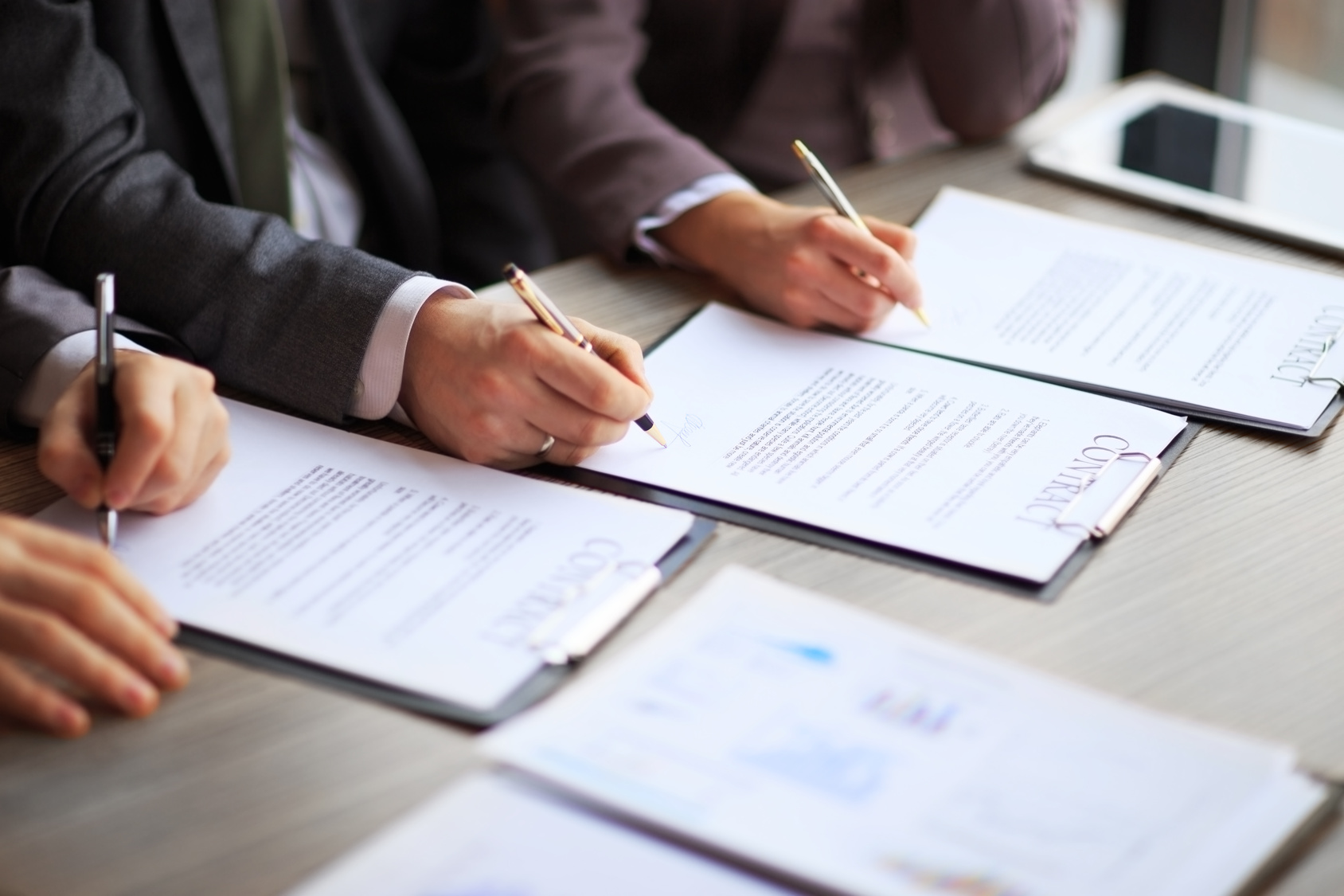 Mit der Strategie der Sieben Schritte zum erfolgreichen Vertragsabschluss! © Fotolia 2015/ yurolaitsalbert